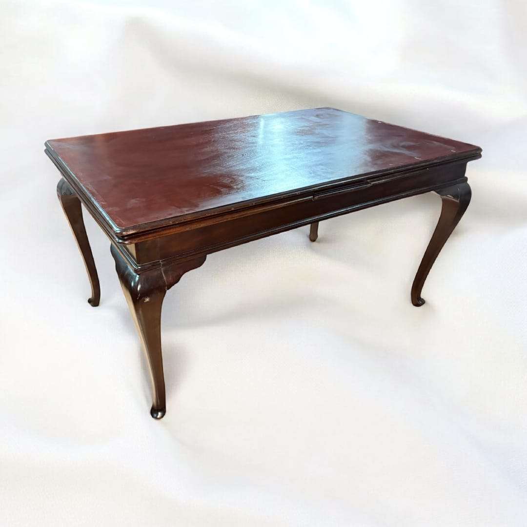 Mesa de comedor abierta con sistema de extensión