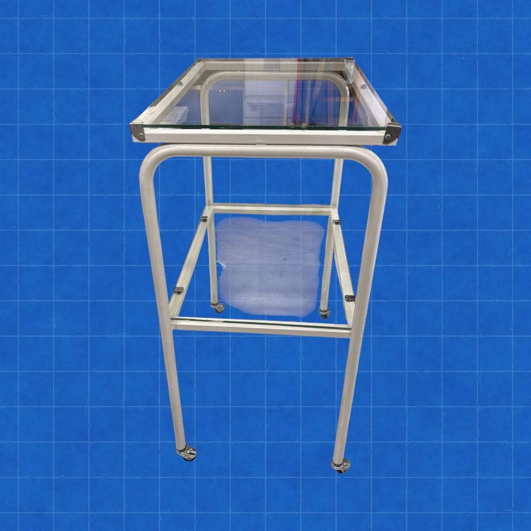  Hoy, esta Mesa Auxiliar antigua de hospital se ha convertido en un objeto muy buscado en decoración vintage, ideal para hogares, estudios, comercios y proyectos de interiorismo que buscan un toque auténtico y profesional.