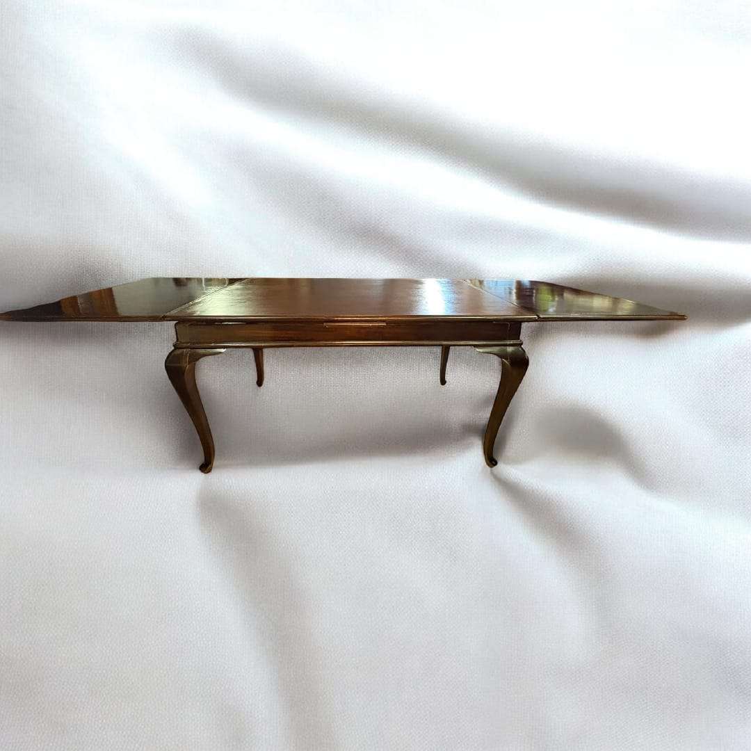 Mesa de comedor abierta con sistema de extensión