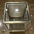 Al observarla en detalle, se aprecia cómo el dorado mantiene un acabado uniforme y elegante, mientras el cristal añade luminosidad y profundidad. 