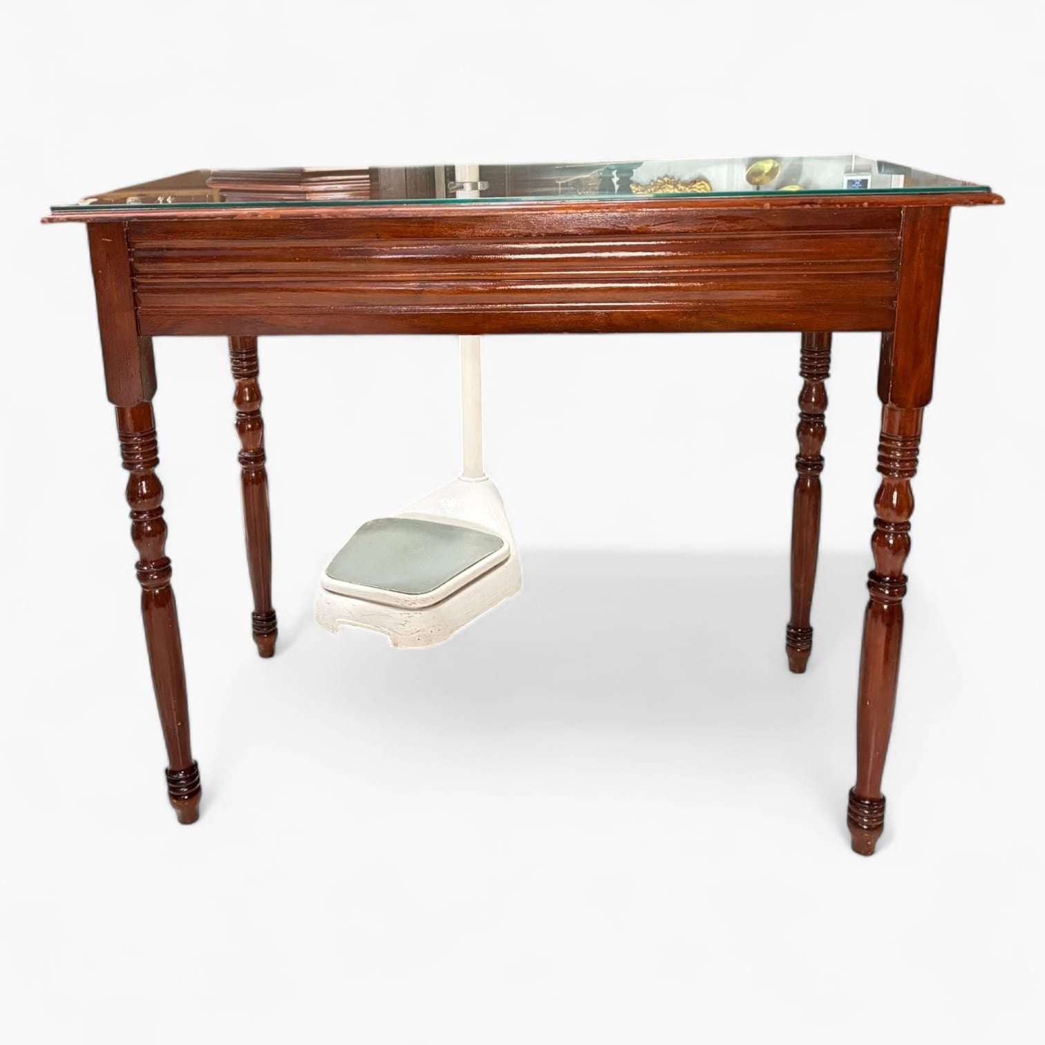  Su función principal era aportar una superficie elegante y resistente, protegiendo la madera noble mediante una tapa de cristal que permitía disfrutar de la belleza natural de la caoba sin desgaste.