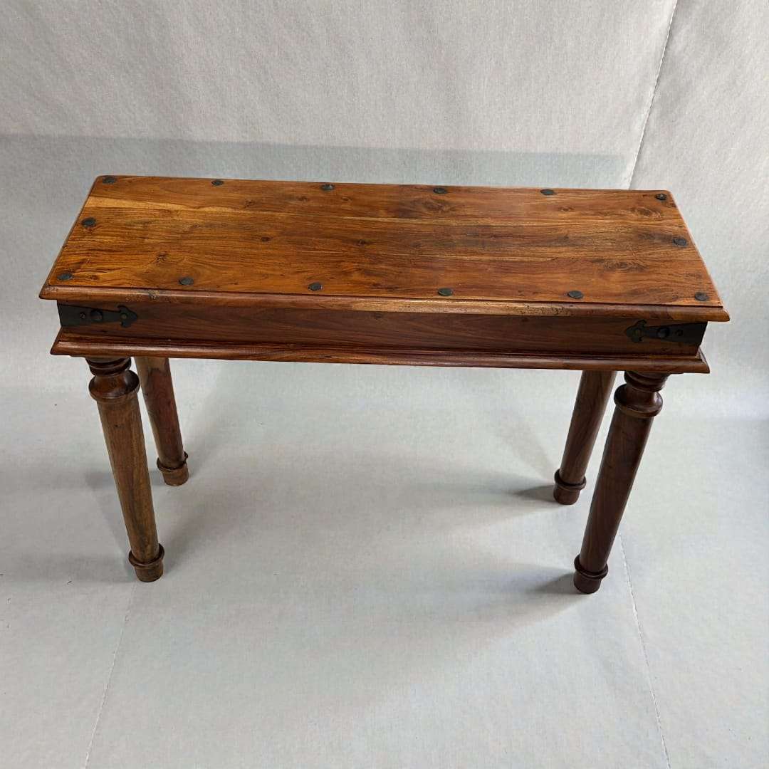 Detalle de herrajes metálicos laterales originales