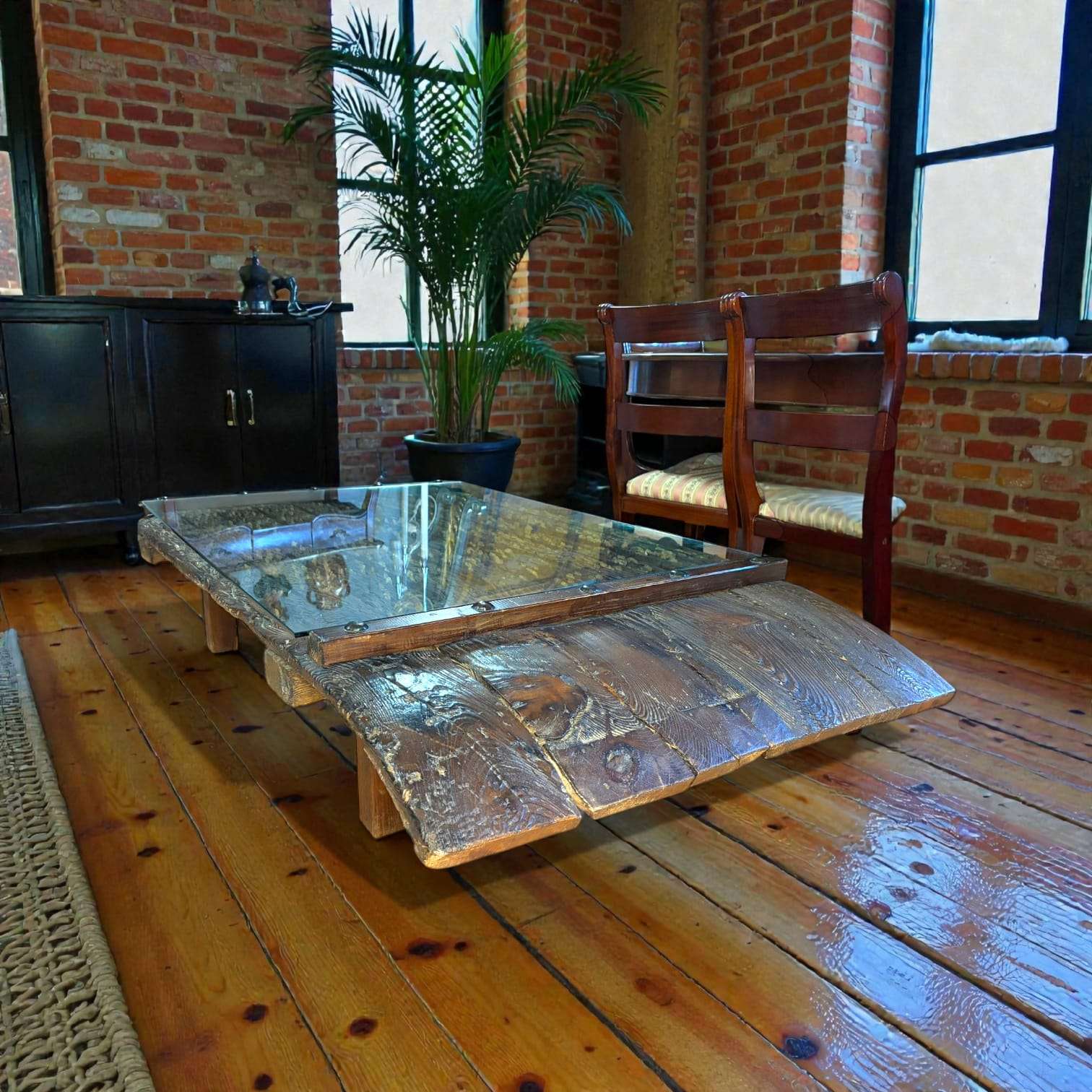 Mesa Trillo baja en salón rústico