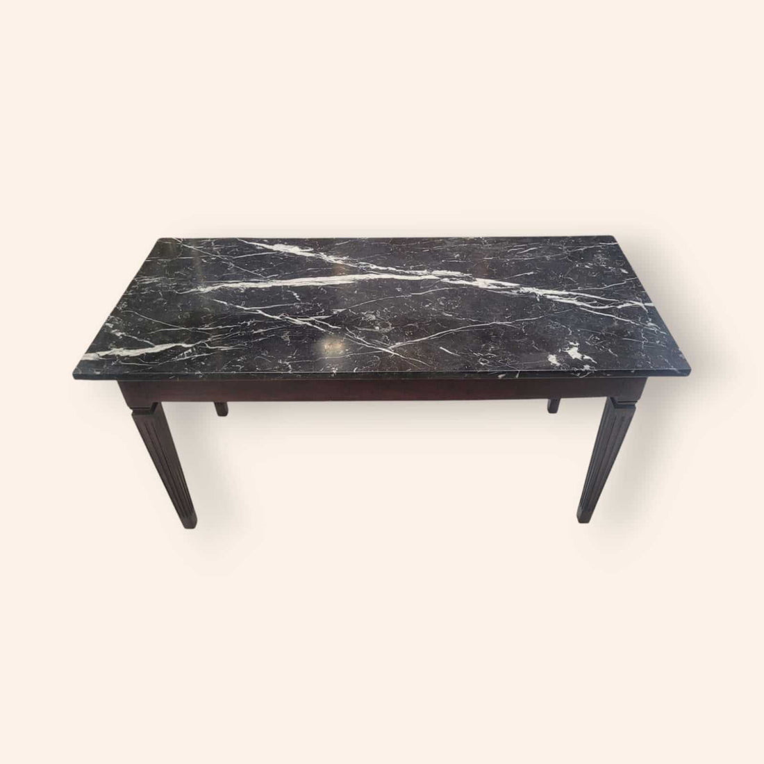 Mesa auxiliar de madera con elegante tapa de mármol negro, ideal para decoración de interiores en estilo clásico. Perfecta para salones o recibidores.