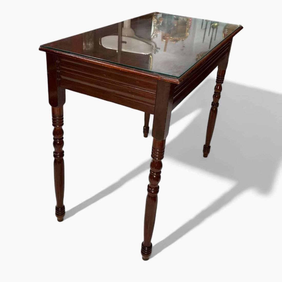 Una mesa de caoba con tapa de cristal antigua rectangular es mucho más que un mueble: es una declaración de estilo, historia y buen gusto.