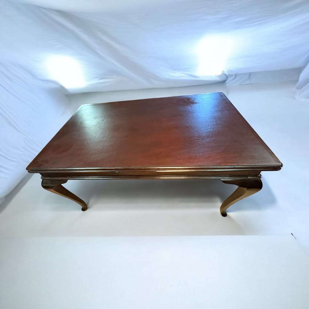 Mesa extensible de caoba completamente abierta