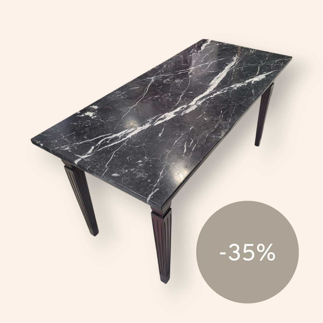 Mesa auxiliar de madera con elegante tapa de mármol negro, ideal para decoración de interiores en estilo clásico. Perfecta para salones o recibidores.