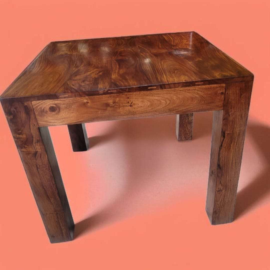 Diseño minimalista y moderno de mesa de centro cúbica