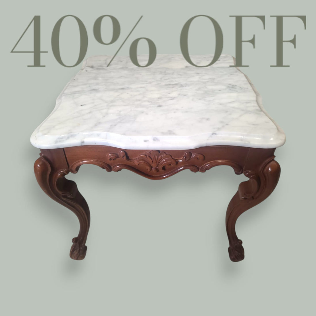 Primer plano de la mesa baja con tapa de mármol : La combinación perfecta de madera tallada y mármol blanco de alta calidad. ¡40% de descuento por tiempo limitado! 🏛️💎