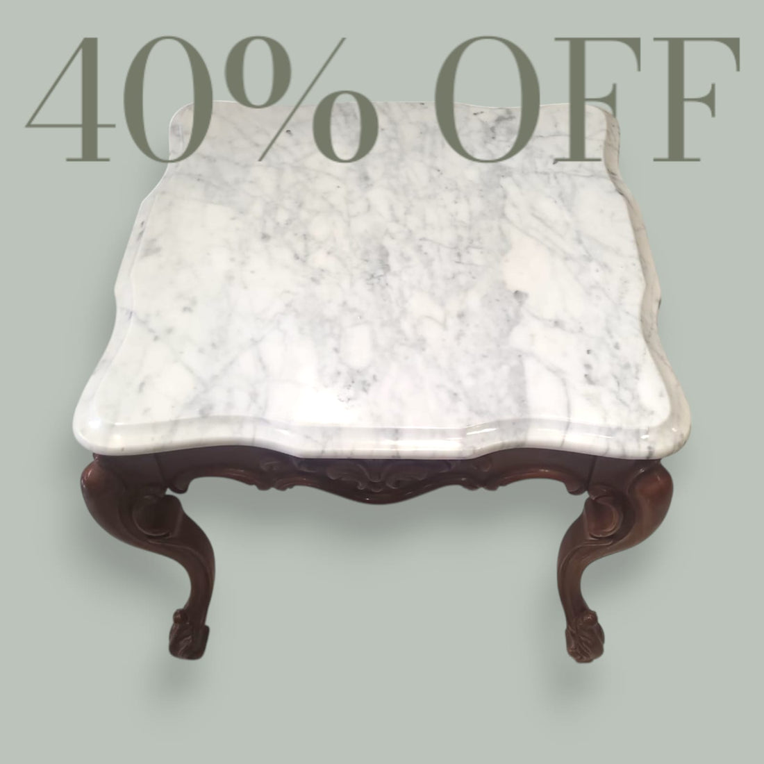 Primer plano de la mesa baja con tapa de mármol : La combinación perfecta de madera tallada y mármol blanco de alta calidad. ¡40% de descuento por tiempo limitado! 🏛️💎