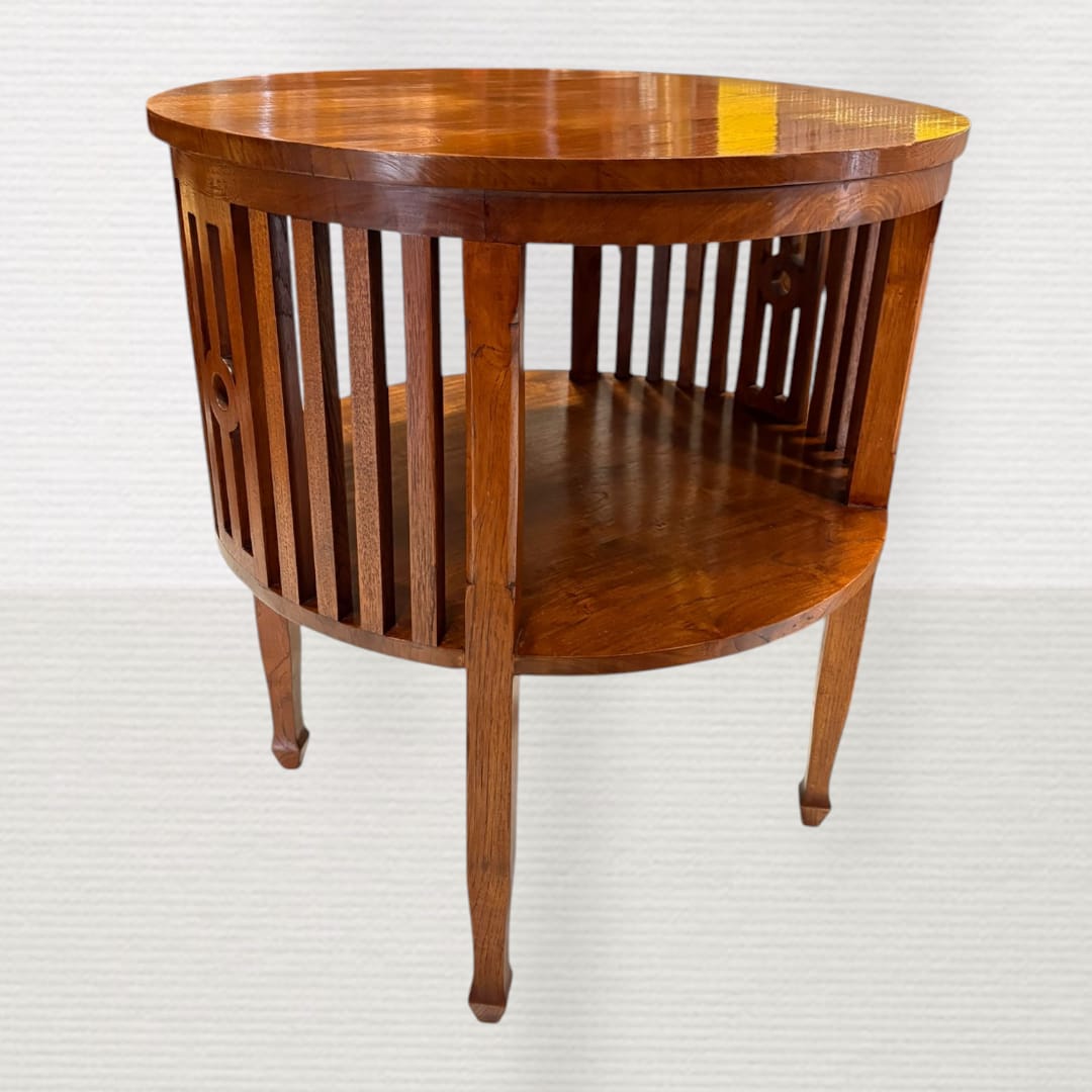 Cuenta con detalles artesanales tallados a mano, barnizado natural de alto brillo y patas torneadas que aportan estabilidad y carácter. La disposición abierta de