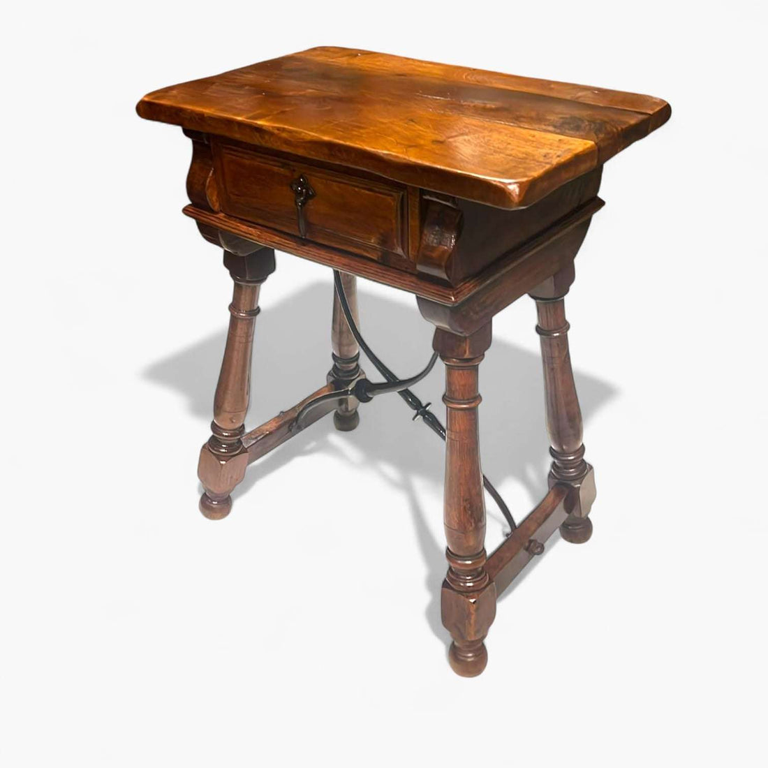 Mesa baja rústica de madera asiática vista frontal