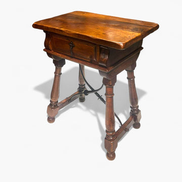 Mesa baja rústica de madera asiática vista frontal