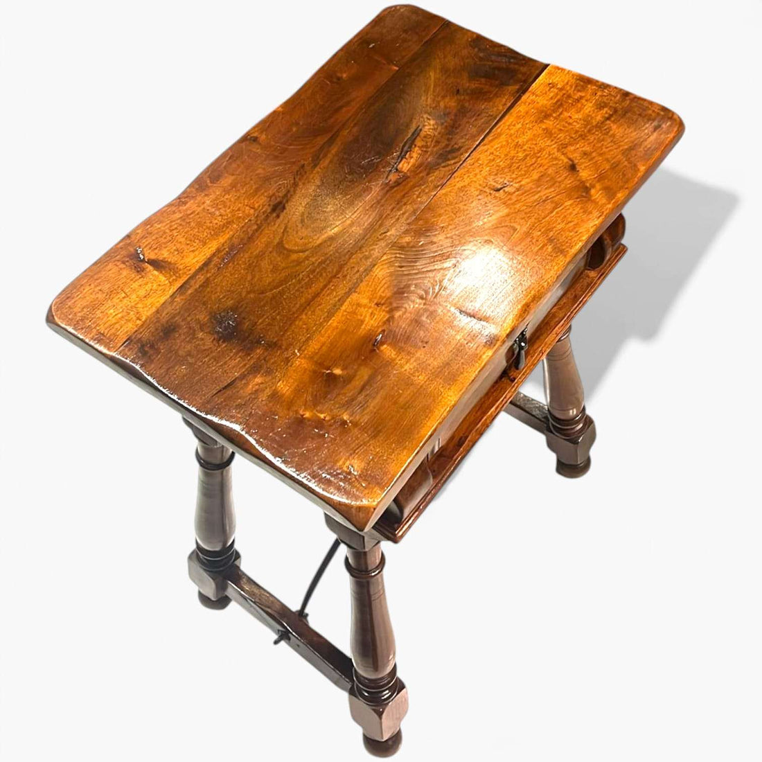 Mesa baja rústica de madera asiática vista frontal