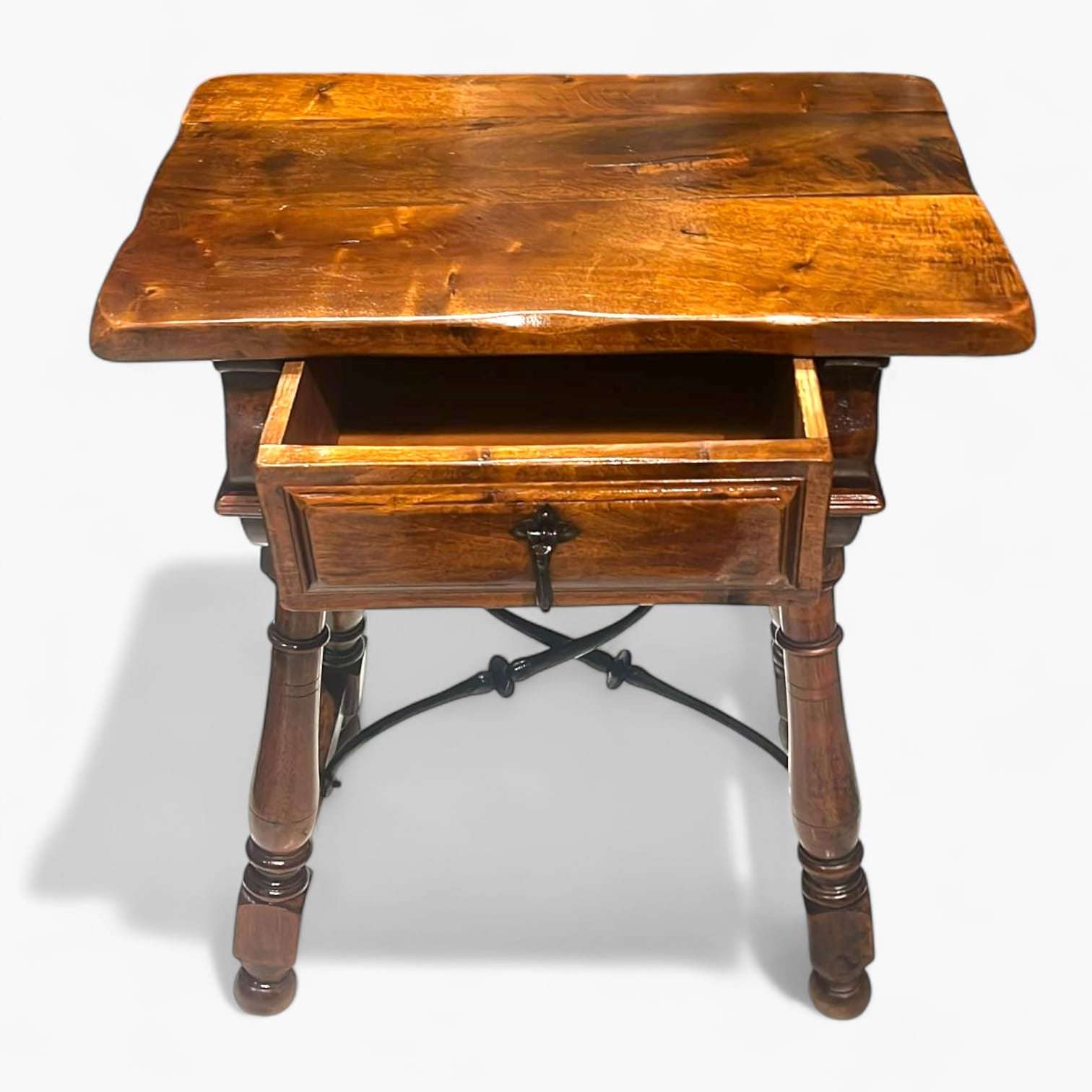 Vista lateral de mesa baja rústica con patas torneadas