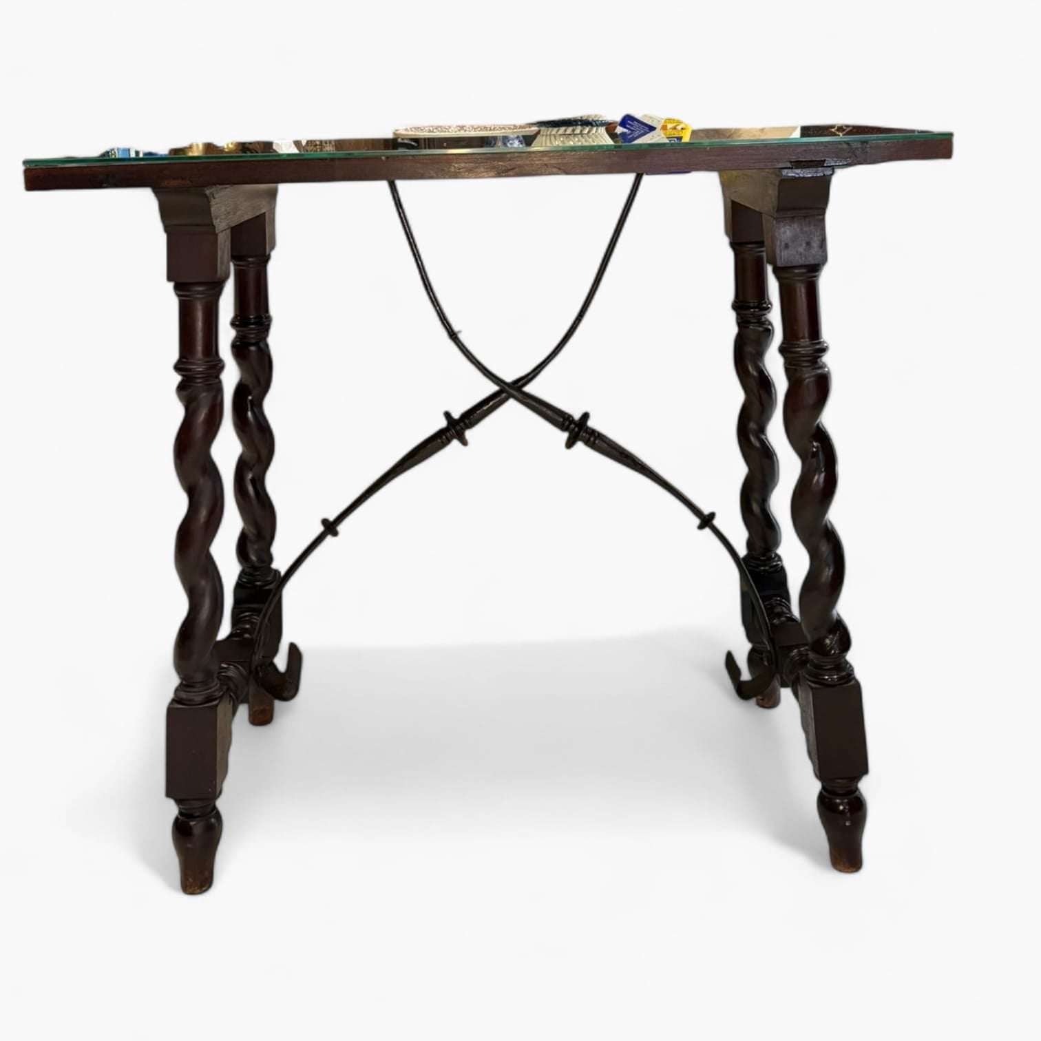 La estructura presenta cuatro patas torneadas de estilo salomónico, unidas por travesaños curvos que refuerzan la estabilidad y aportan un alto valor decorativo. 