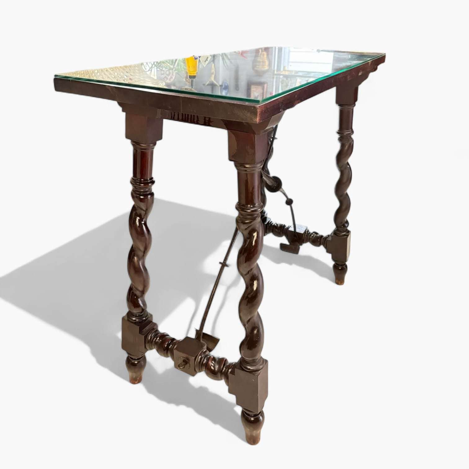 El acabado oscuro resalta la veta natural de la caoba, transmitiendo sensación de calidad, durabilidad y autenticidad.