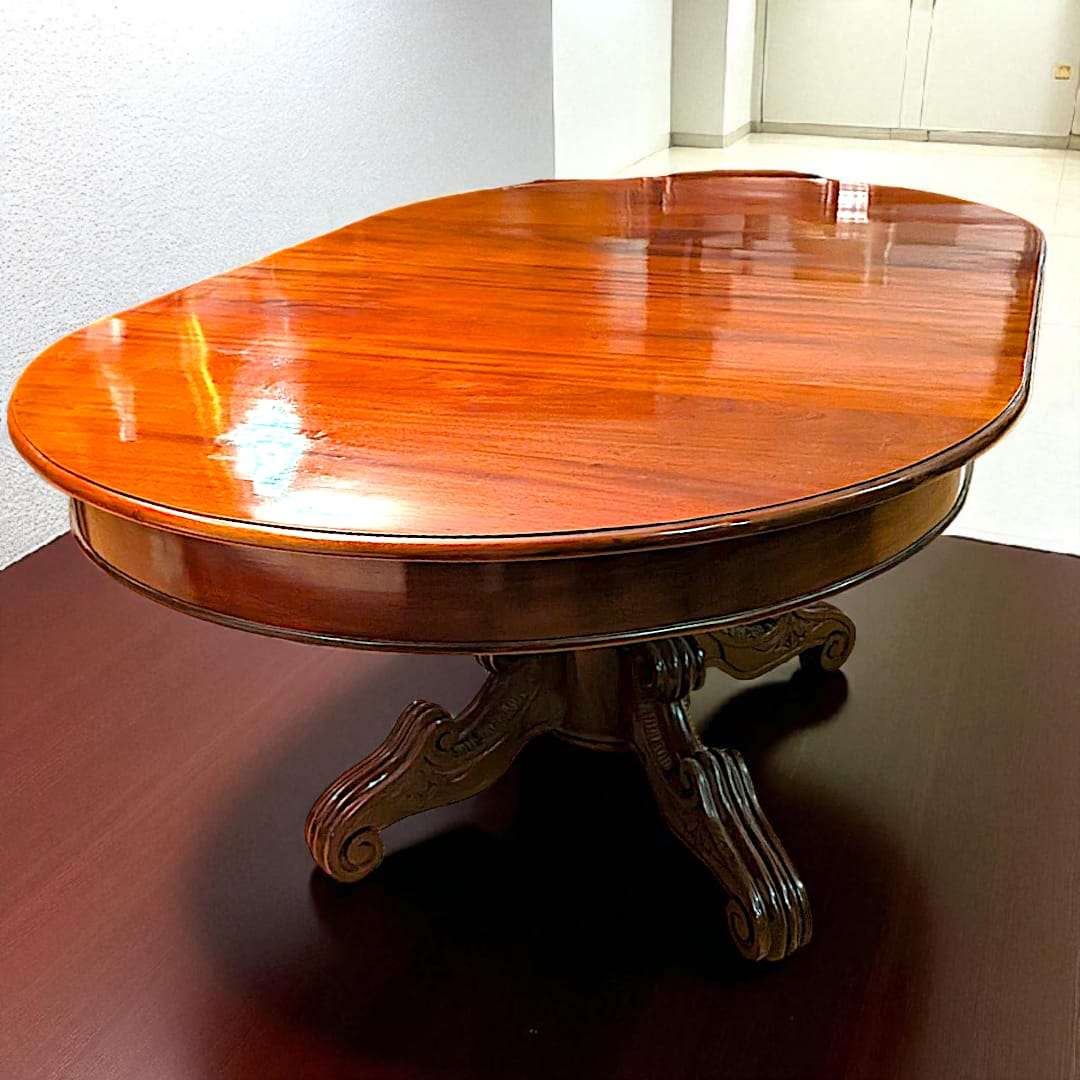 Acabado brillante en madera de caoba natural.