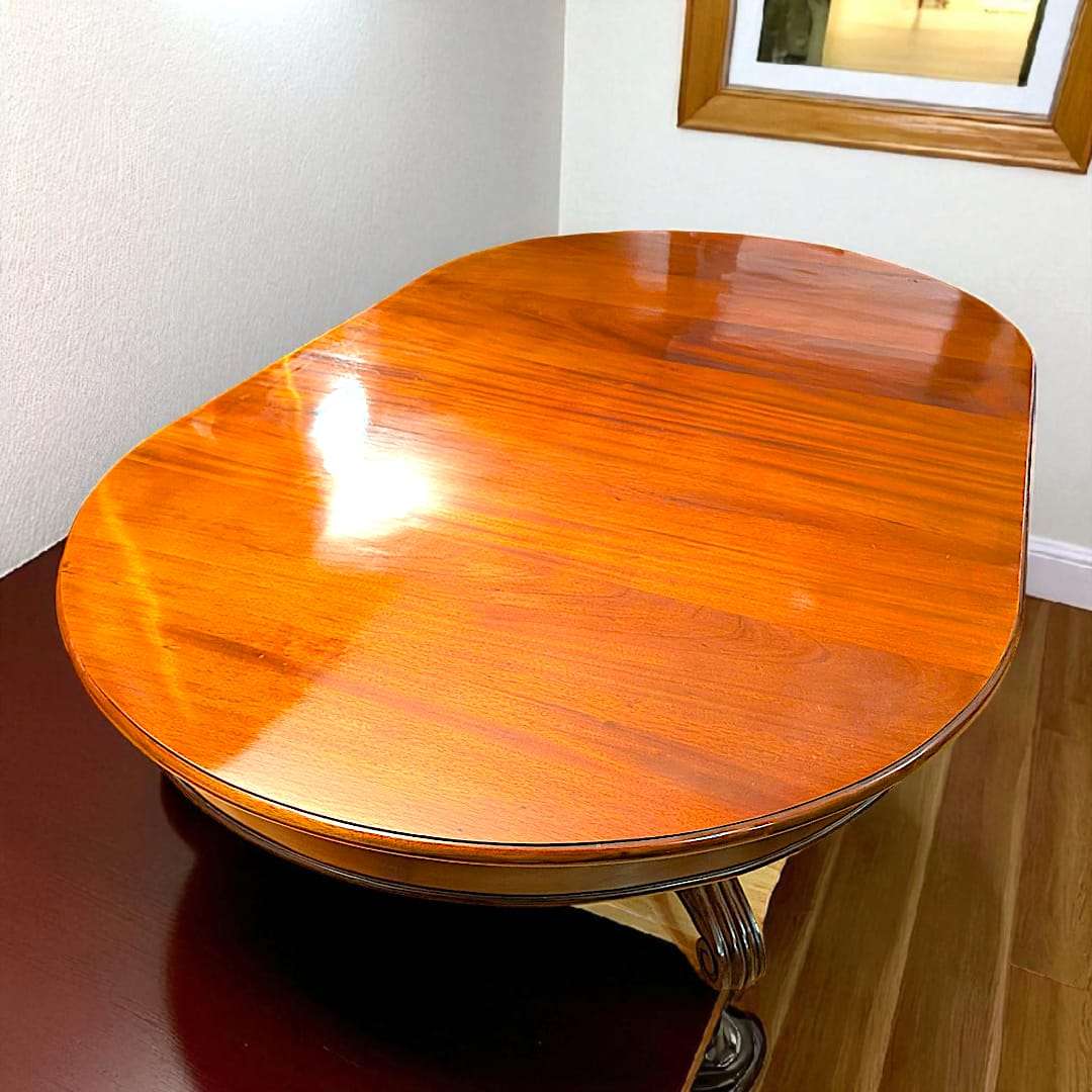 Vista frontal del pedestal con patas ornamentadas.