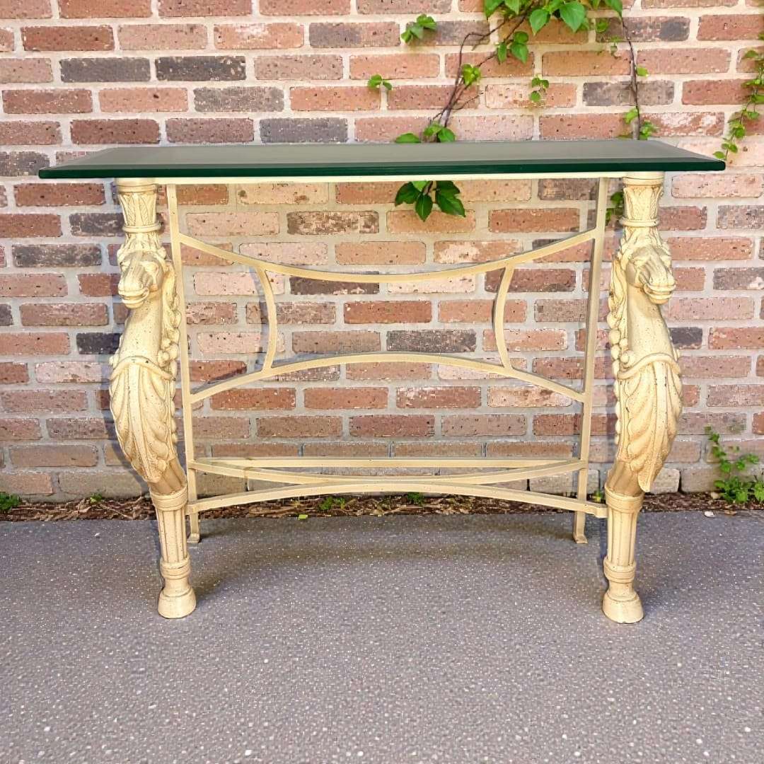 Esta Mesa con patas de caballo y tapa de cristal ha sido concebida como mesa consola decorativa, ideal para recibidores, pasillos amplios, salones elegantes o espacios comerciales con personalidad.