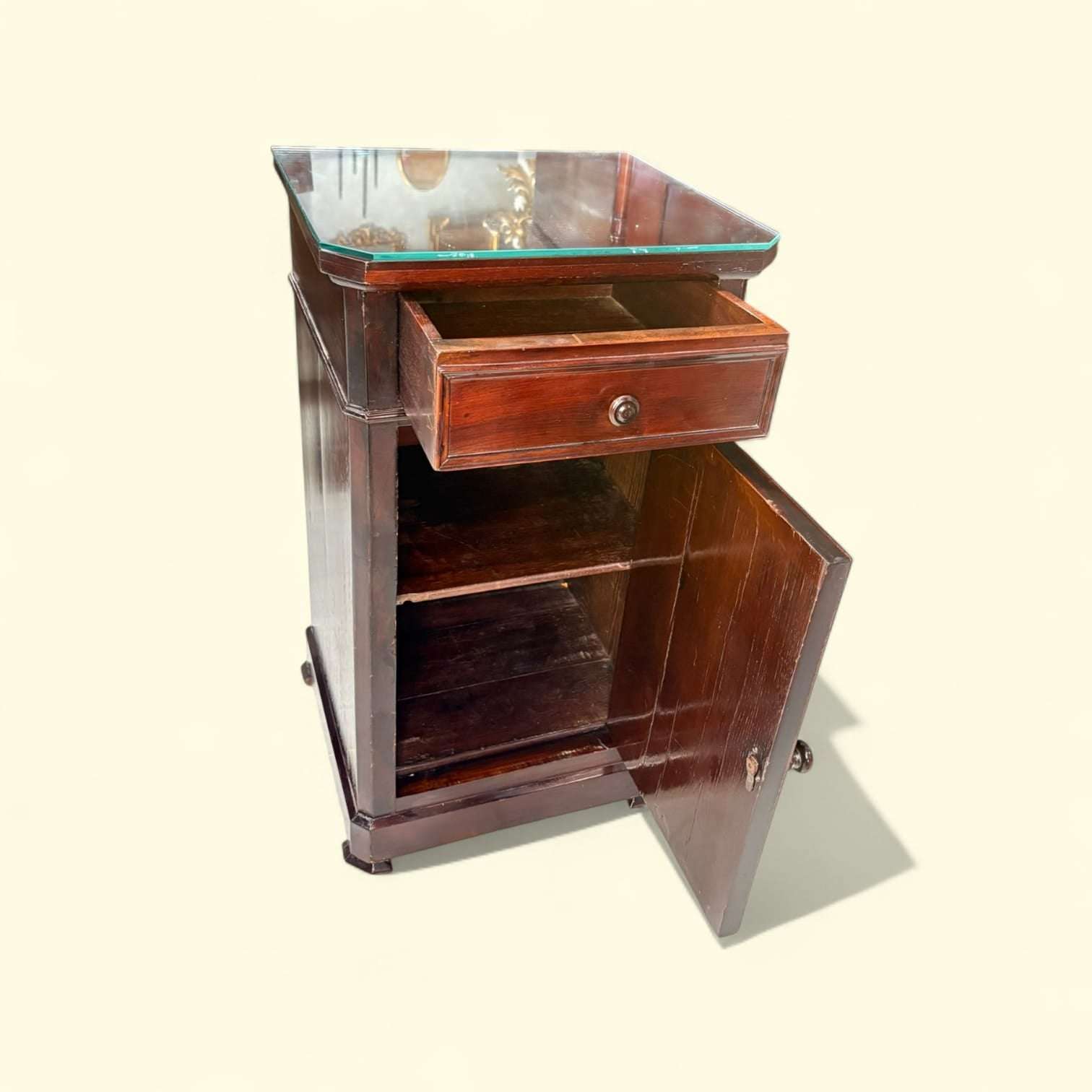 Cajón superior abierto de mesa de noche antigua