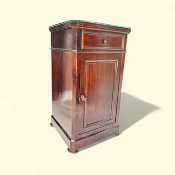 Mesa de noche de madera antigua con tapa de cristal vista frontal