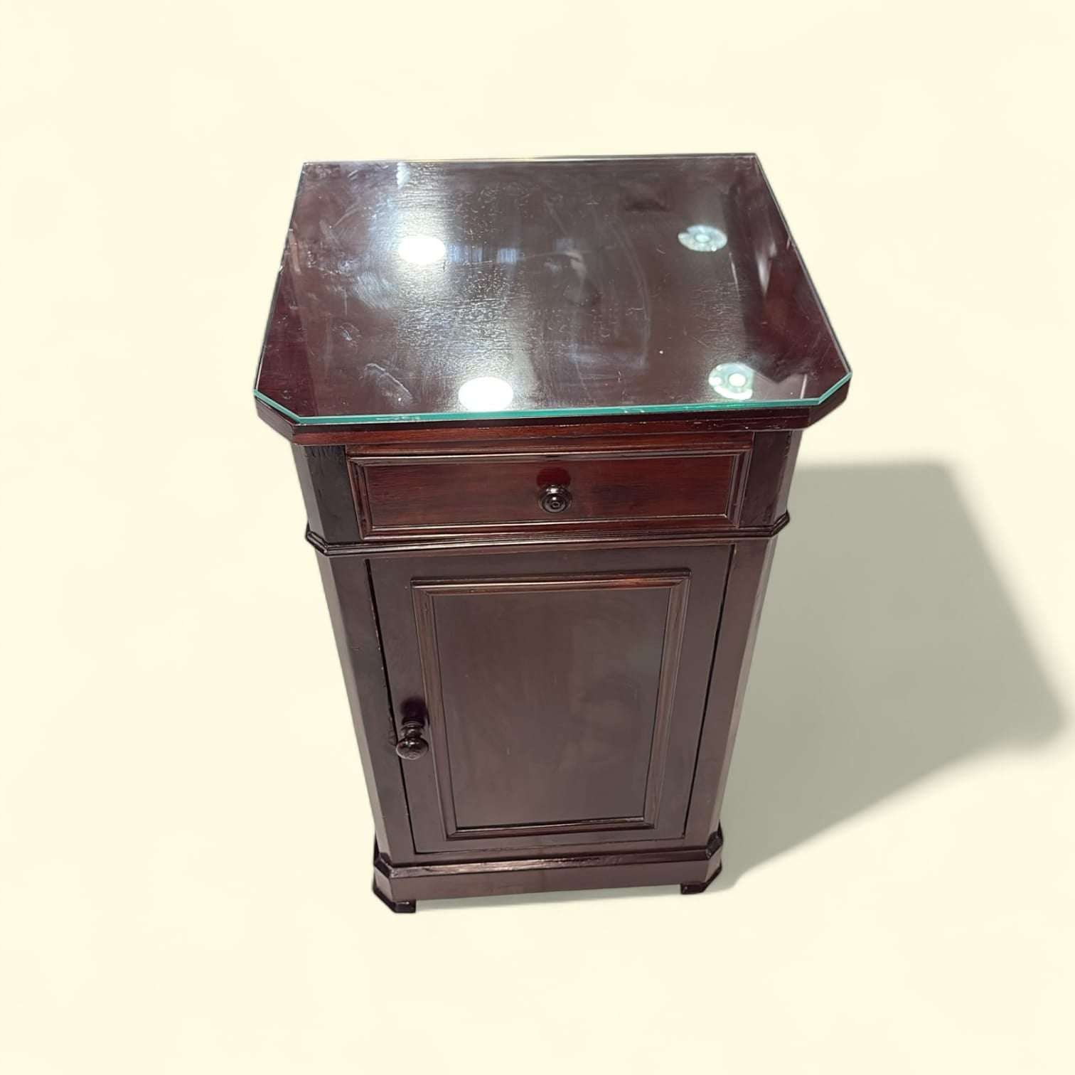 Vista lateral de mesa de noche de madera maciza