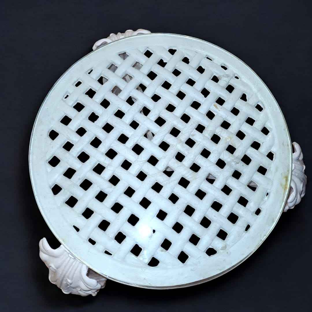 Vista frontal de la mesa: "Mesa de jardín en hierro forjado con tapa de cristal. Diseño clásico y resistente para exteriores elegantes."