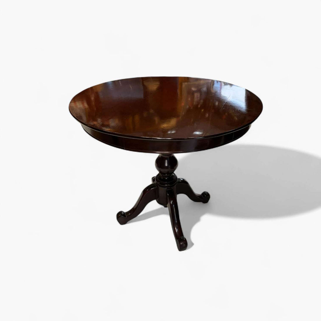 Esta mesa redonda de caoba destaca por su silueta clásica, su exquisito brillo y su impecable acabado artesanal. 