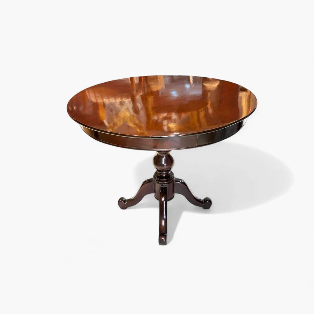 Esta mesa redonda de caoba destaca por su silueta clásica, su exquisito brillo y su impecable acabado artesanal. 