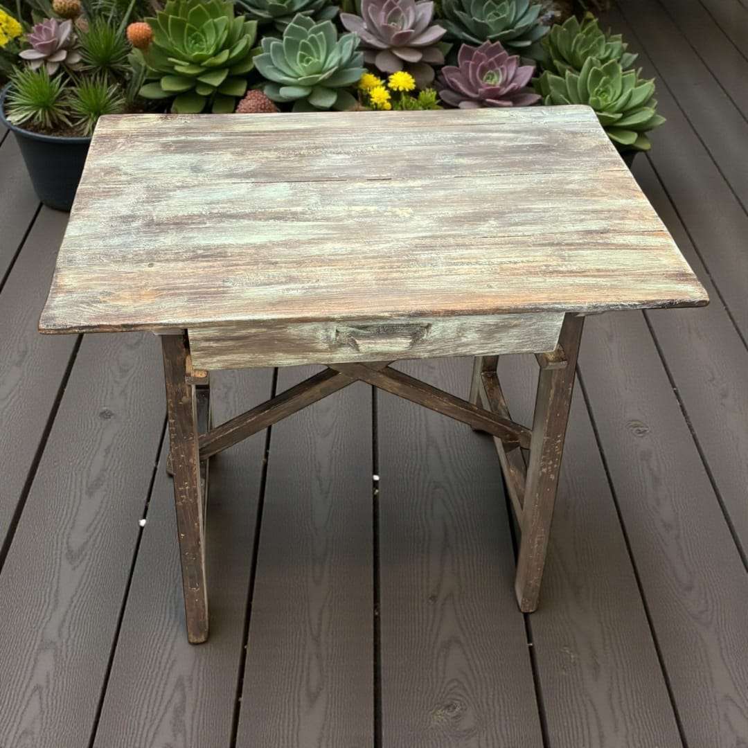 Tablero envejecido y decapado de la mesa tocinera antigua.