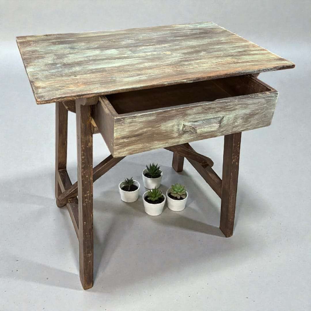 Mesa tocinera antigua de madera con cajón frontal vista completa.