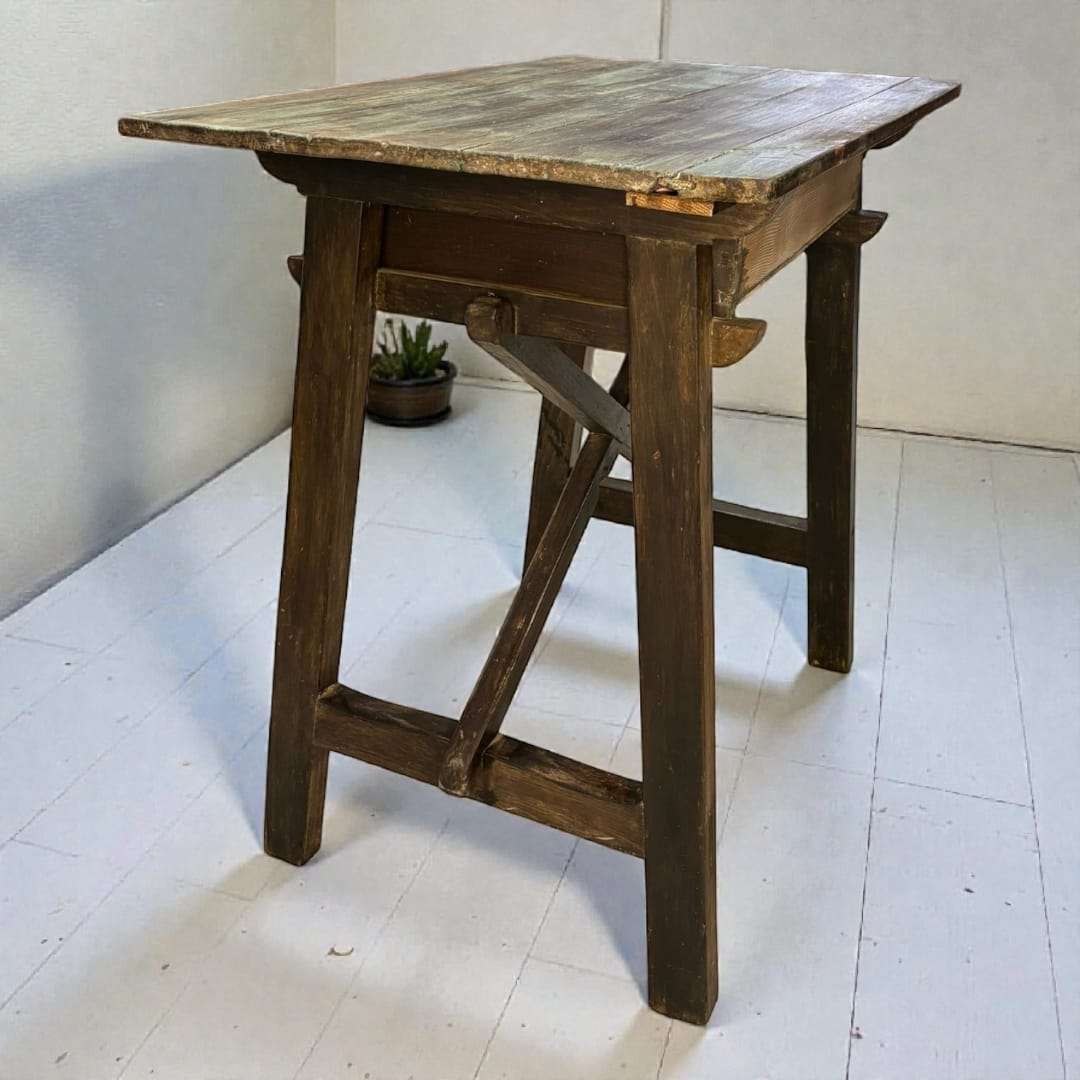 Mesa tocinera antigua vista trasera con patas reforzadas.