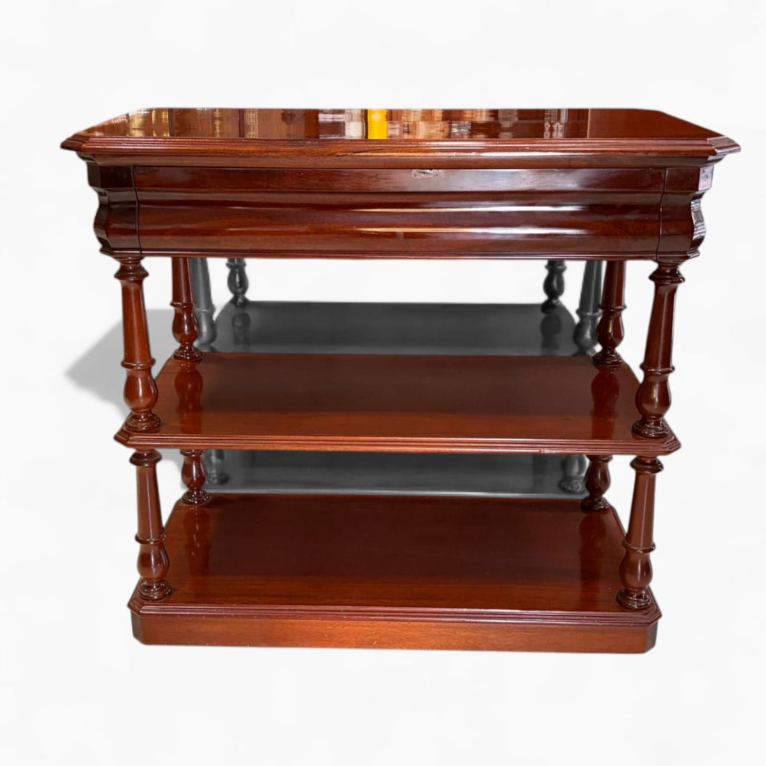 Esta mesa TV de caoba antigua es una pieza de mobiliario clásica y elegante, pensada originalmente para sostener televisores de época, aunque hoy día se ha convertido en un mueble polivalente para el salón o la oficina. Su diseño funcional, combinado con la nobleza de la madera de caoba, hace que destaque tanto por su belleza como por su durabilidad.