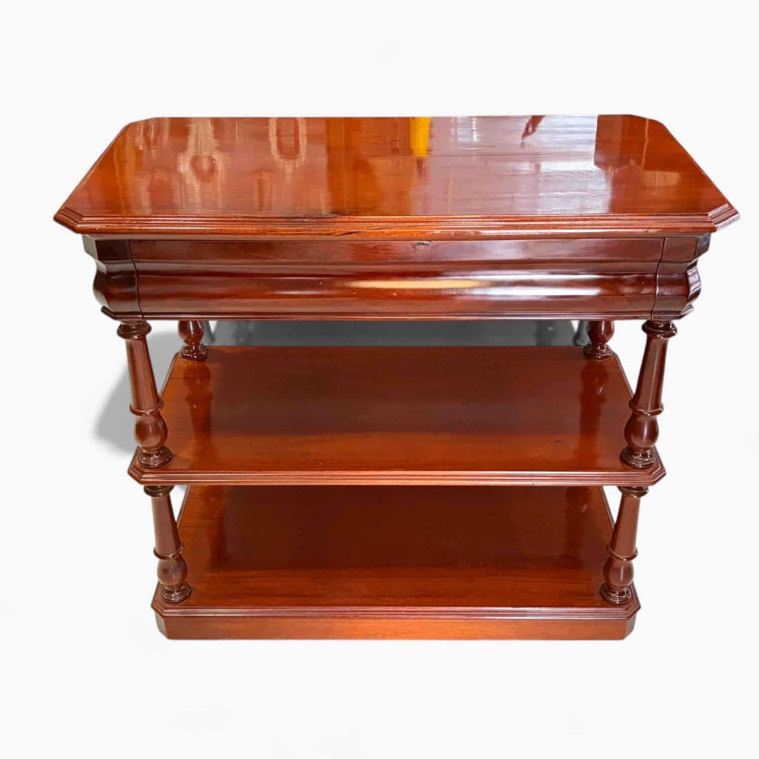  Su diseño funcional, combinado con la nobleza de la madera de caoba, hace que destaque tanto por su belleza como por su durabilidad.