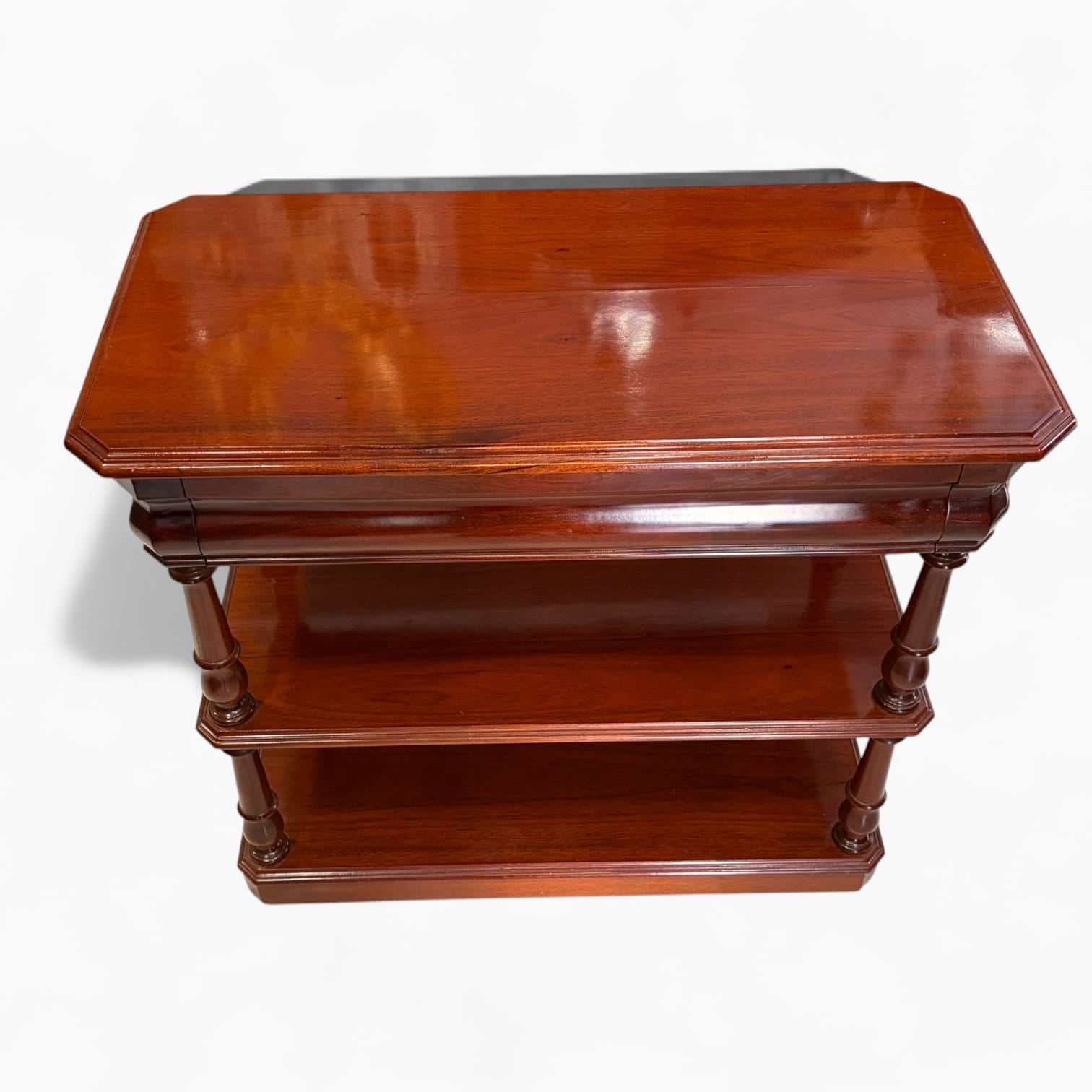  Su diseño funcional, combinado con la nobleza de la madera de caoba, hace que destaque tanto por su belleza como por su durabilidad.