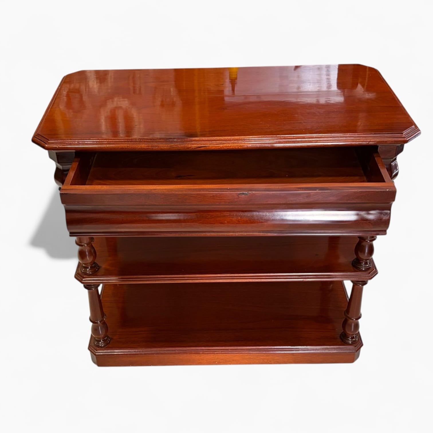  Su diseño funcional, combinado con la nobleza de la madera de caoba, hace que destaque tanto por su belleza como por su durabilidad.