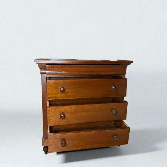 Esta exclusiva Mesita de caoba es una pieza de mobiliario antiguo diseñada para aportar estilo, presencia y funcionalidad a cualquier dormitorio. 