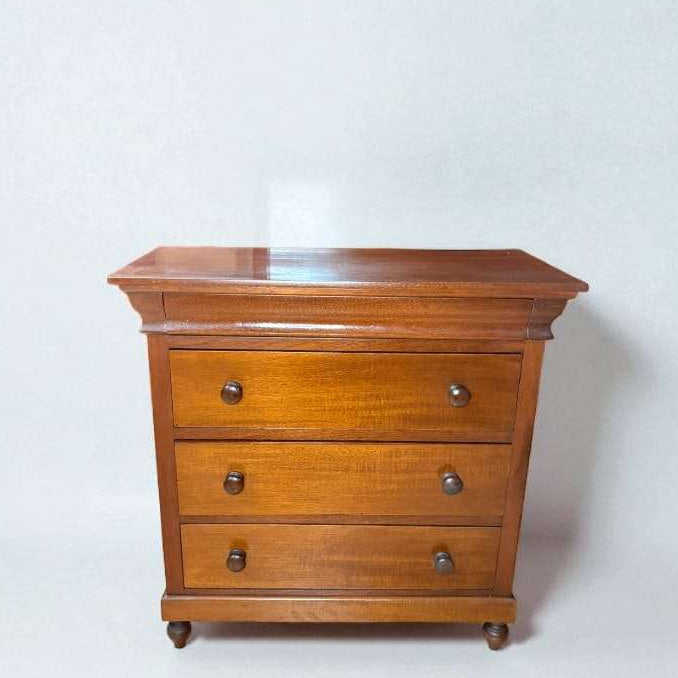 Esta exclusiva Mesita de caoba es una pieza de mobiliario antiguo diseñada para aportar estilo, presencia y funcionalidad a cualquier dormitorio. 