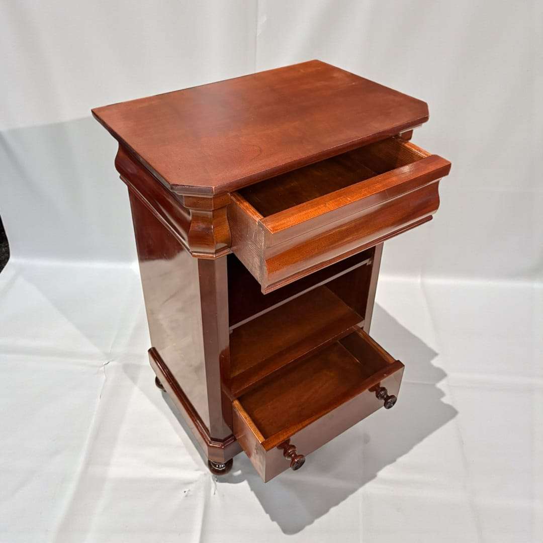 Las mesitas de noche que presentamos son una pieza exclusiva fabricada en caoba de alta calidad, con un acabado cálido y brillante que resalta su veta natural. 