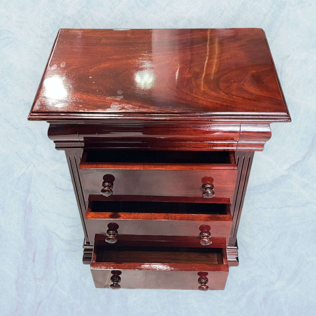 Mesitas de noche de caoba con acabado brillante, tres cajones y diseño clásico. Decoración elegante para dormitorio estilo tradicional.