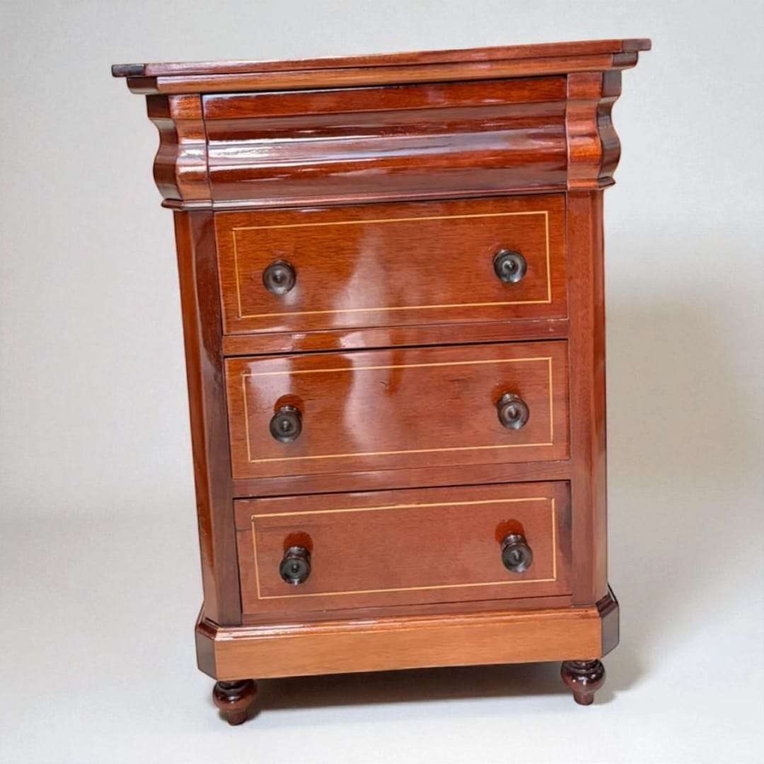 Mesitas de noche de caoba con cajones abiertos