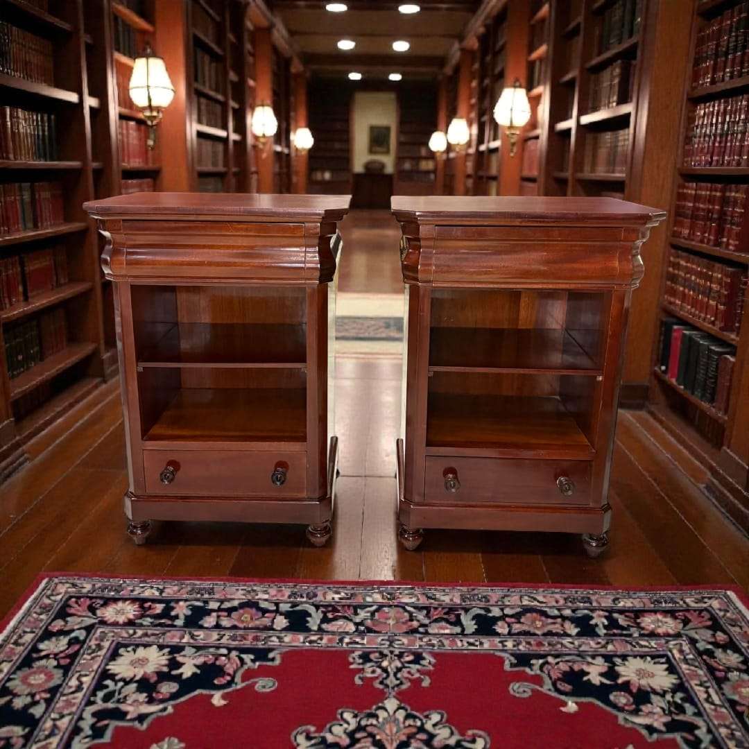 Las mesitas de noche que presentamos son una pieza exclusiva fabricada en caoba de alta calidad, con un acabado cálido y brillante que resalta su veta natural. 