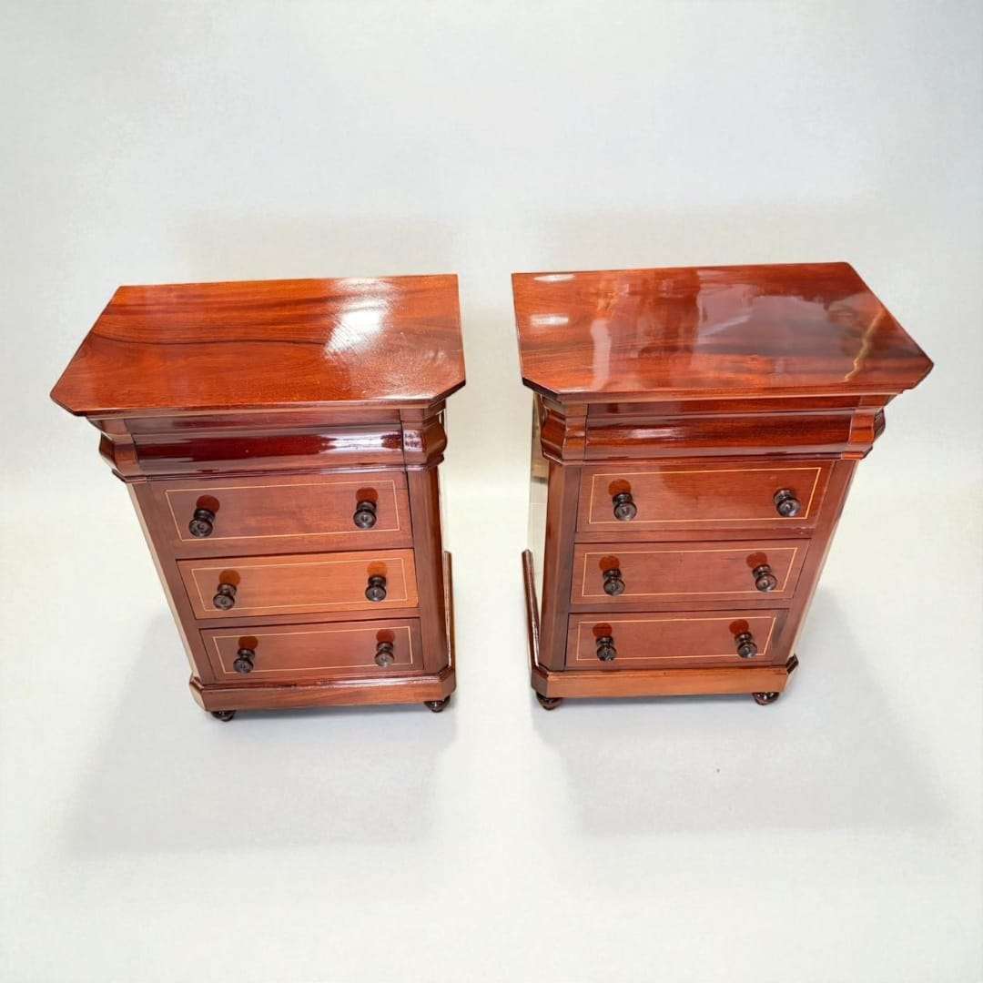 Mesitas de noche de caoba con cajones abiertos