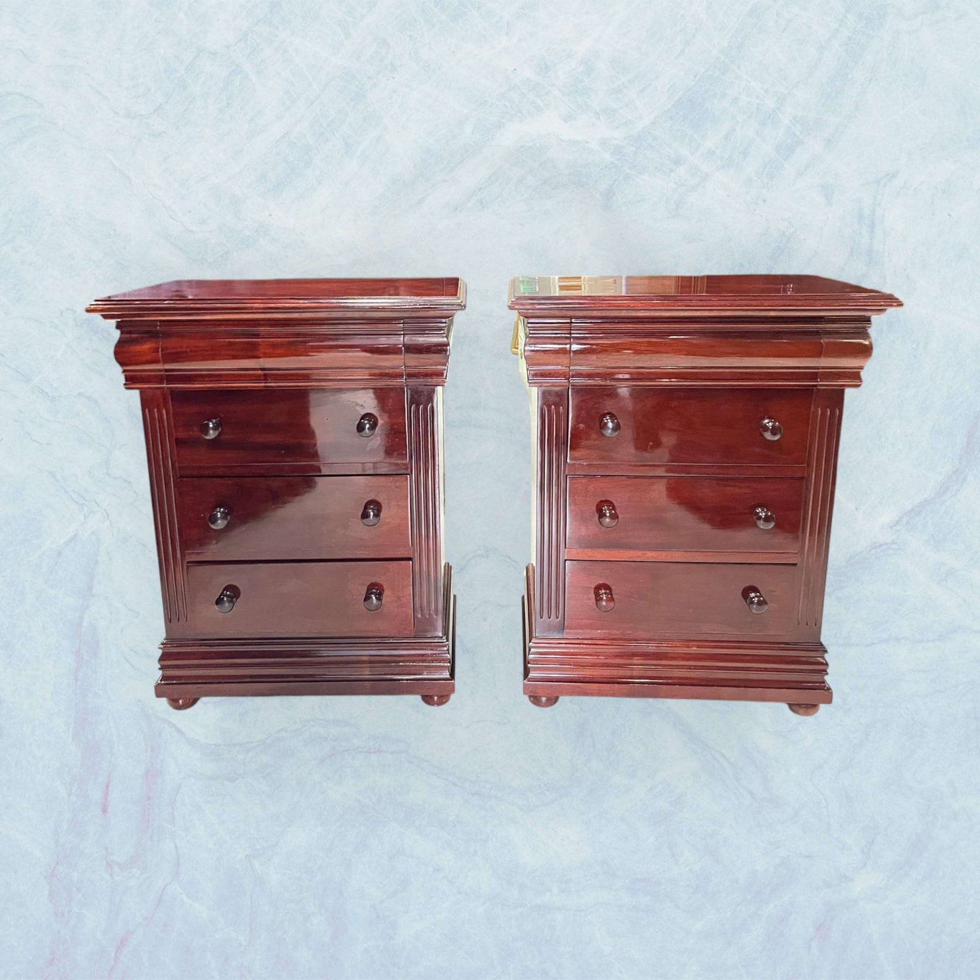 Mesitas de noche de caoba con acabado brillante, tres cajones y diseño clásico. Decoración elegante para dormitorio estilo tradicional.