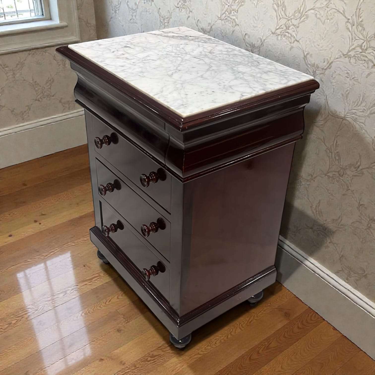 Cajones de mesita de noche de caoba con tiradores