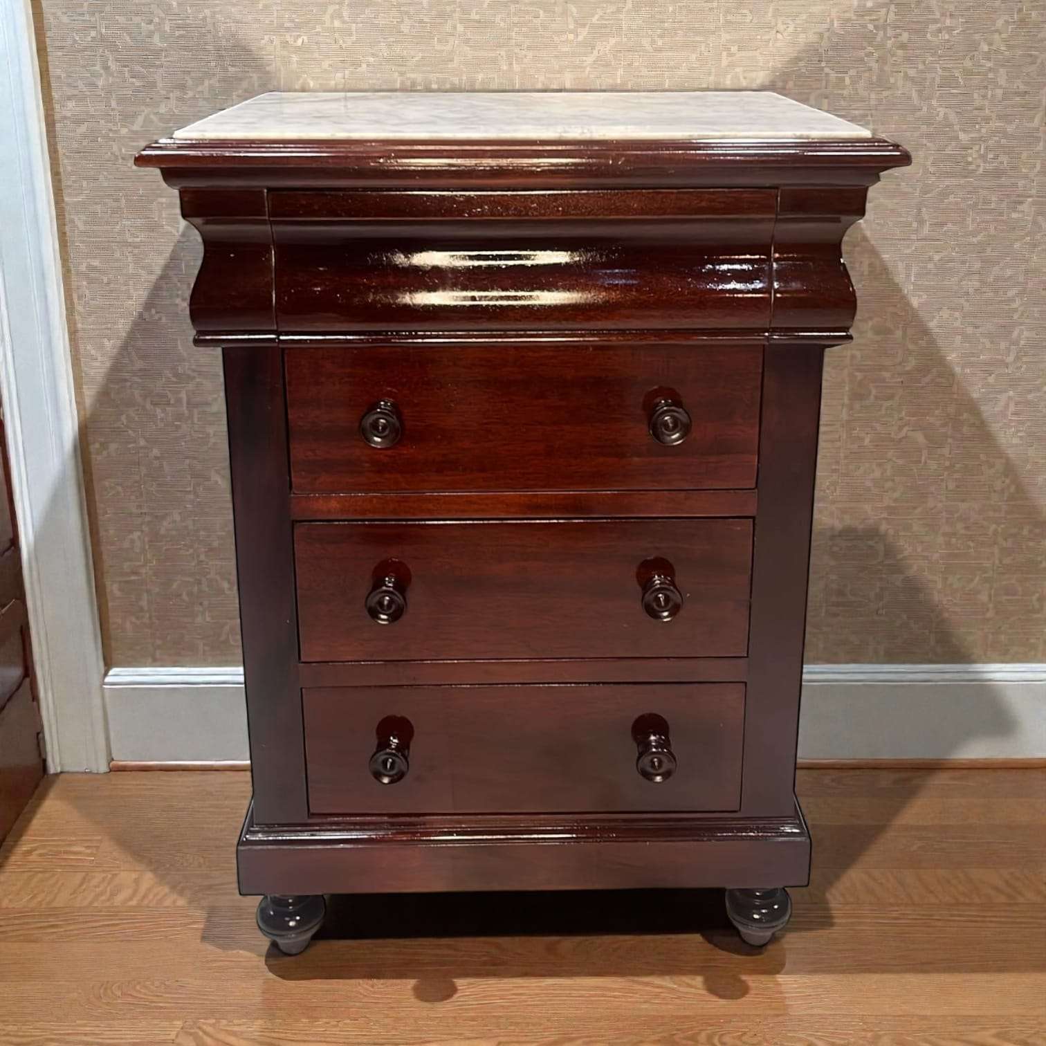 Vista lateral de mesita de noche clásica