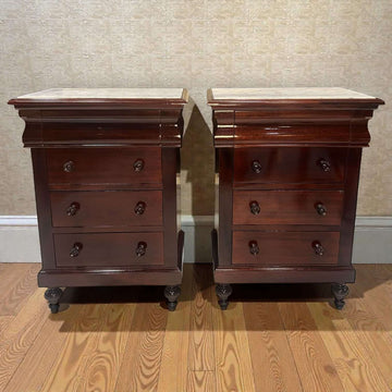 Detalle del mármol blanco natural en mesita de noche