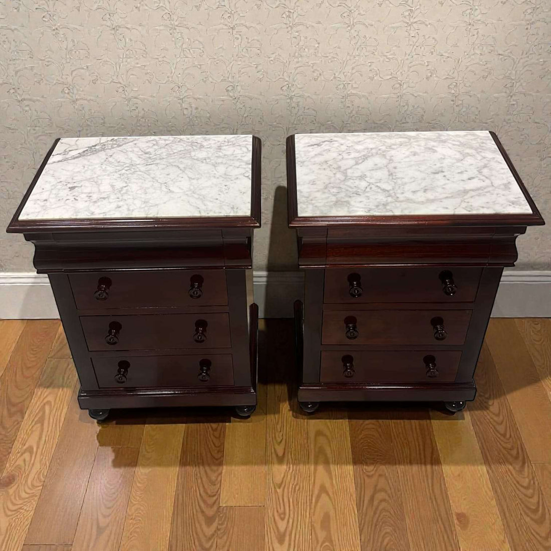 Detalle del mármol blanco natural en mesita de noche