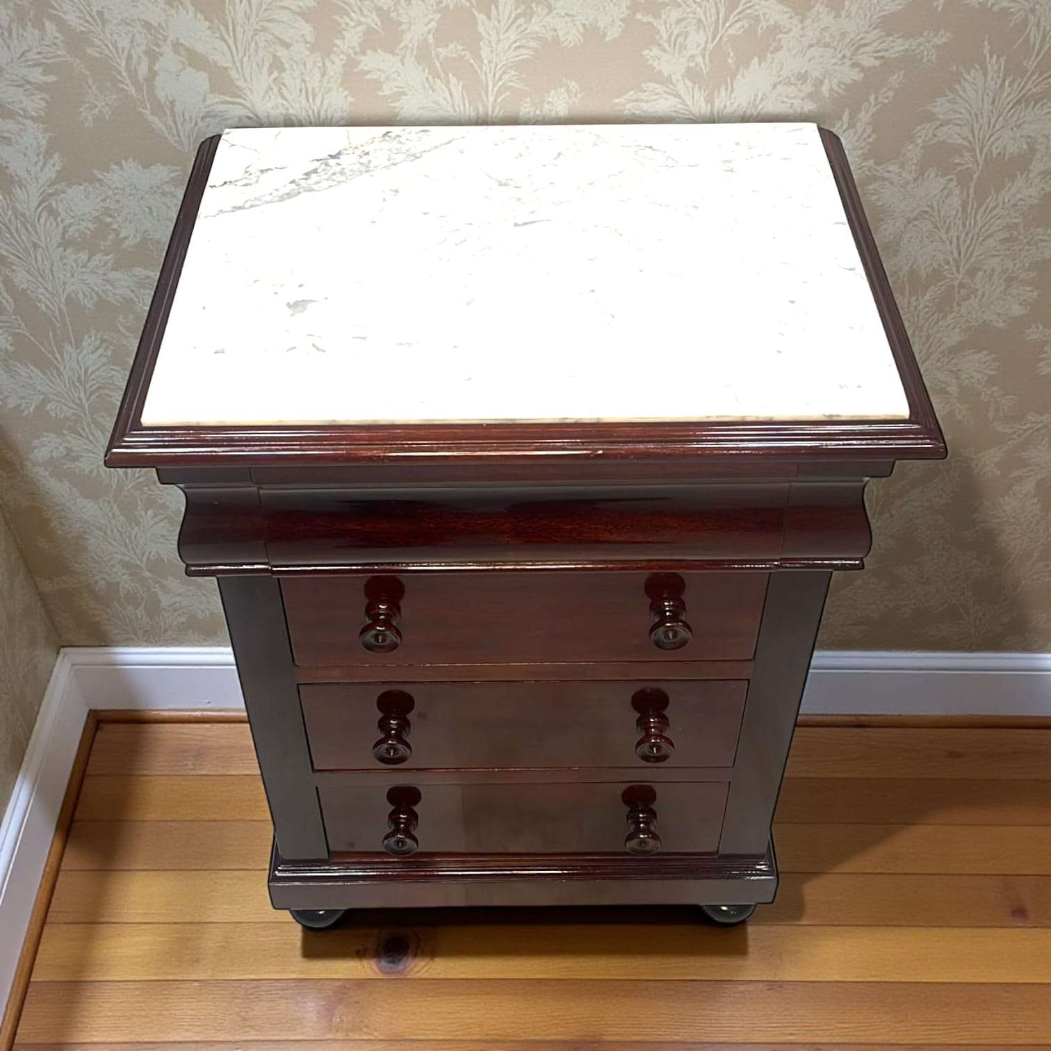 Pareja de mesitas de noche de caoba simétricas